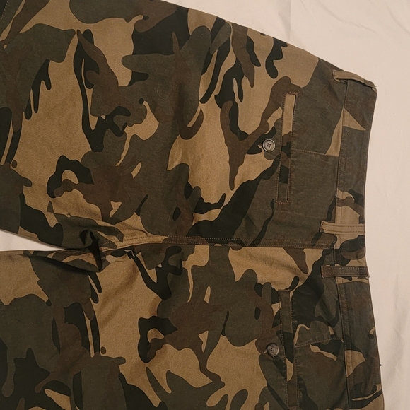 FOREVER 21 MEN CAMOUFLAGE SHORTS - Picture 4 of 10